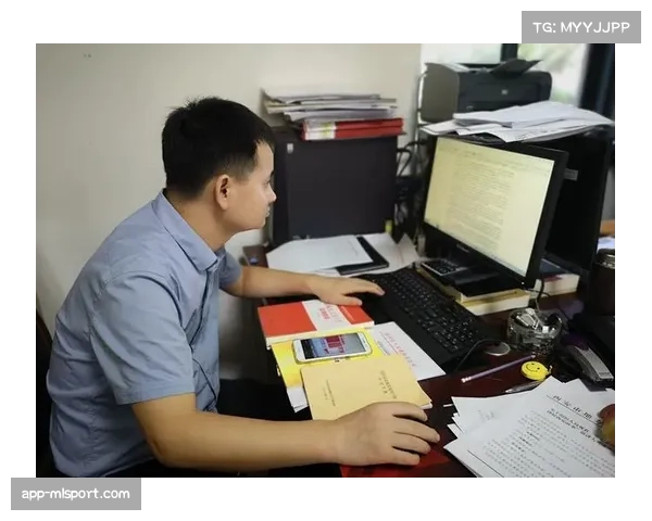 现场解说员工作纪实：如何向观众精准传递摔跤技术的魅力与复杂性