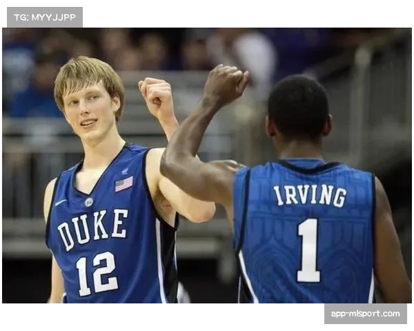 NCAA焦点战:杜克大学压哨三分绝杀,主场球迷涌入球场 NCAA焦点战:杜克大学压哨三分绝杀,主场球迷涌入球场