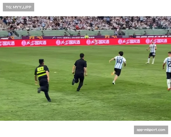 镜头：萨索洛小将进球后冲向看台与患病儿童球迷庆祝