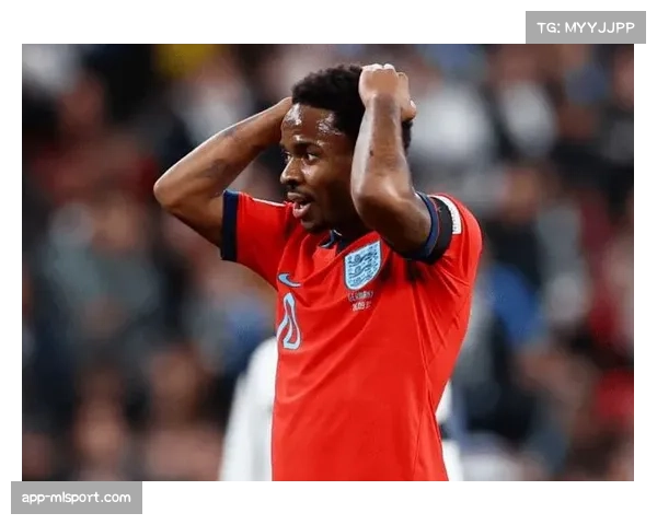 特写：斯特林单刀球被扑后，跪地抱头难以置信